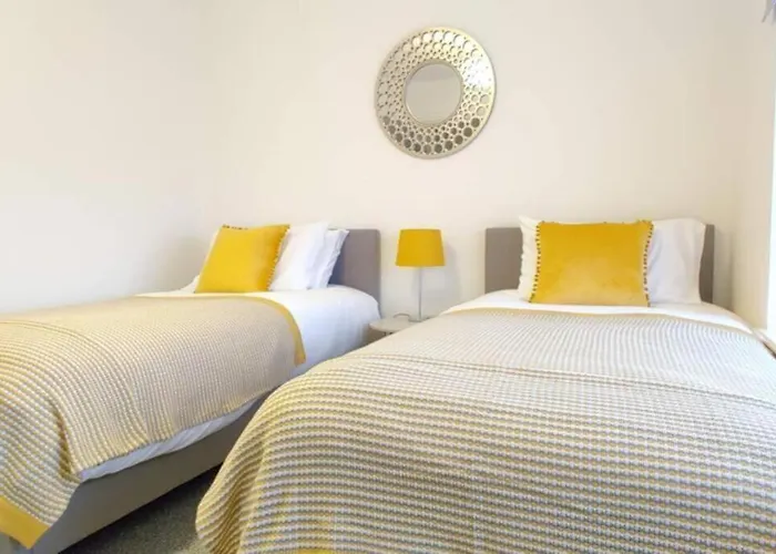 Triple Room With Private Bath Near Lfc Free Street Parking