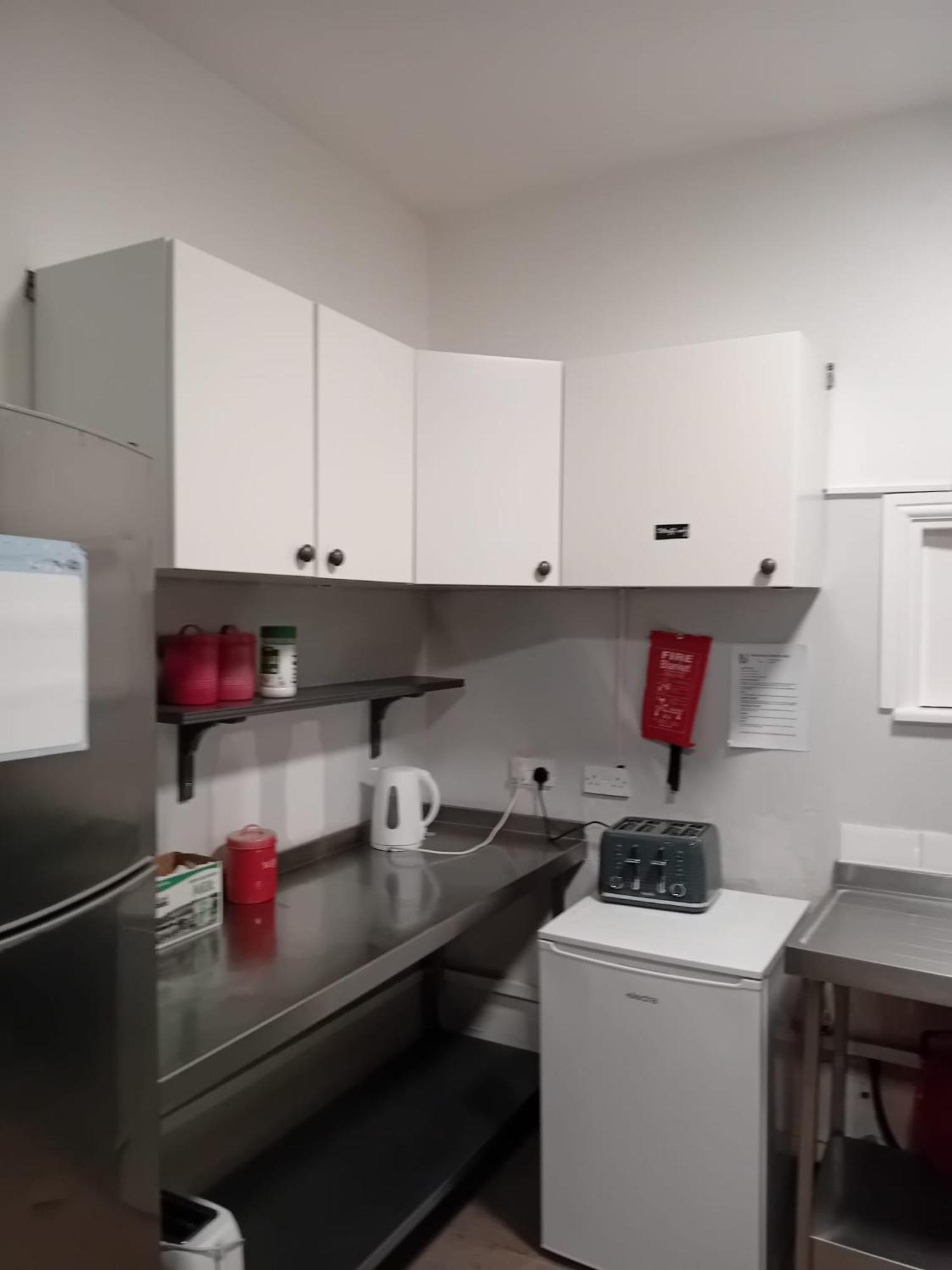 Triple With Private Bath Near Lfc Free Street Parking *