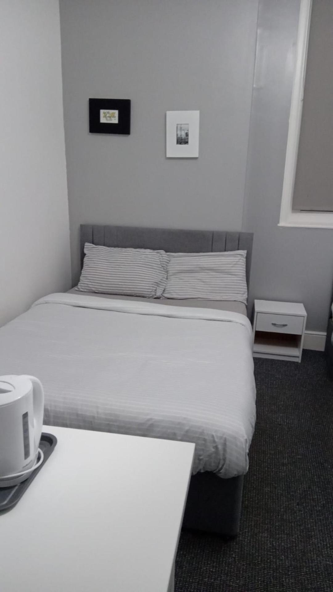 Triple With Private Bath Near Lfc Free Street Parking Bed & Breakfast