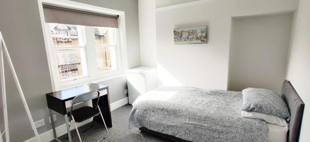 Triple With Private Bath Near Lfc Free Street Parking Bed & Breakfast