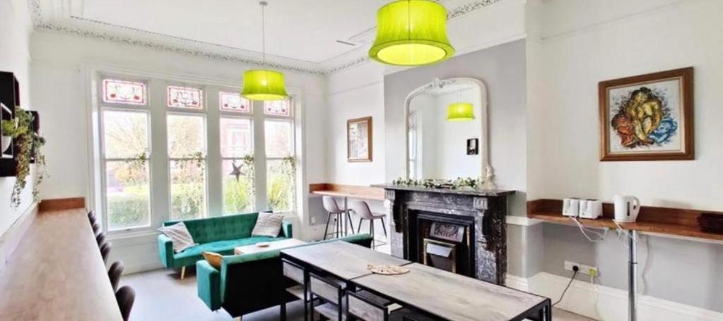 Triple With Private Bath Near Lfc Free Street Parking *