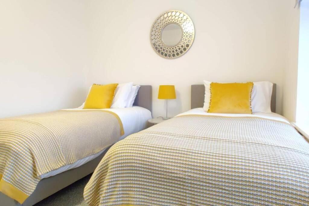 Triple With Private Bath Near Lfc Free Street Parking *