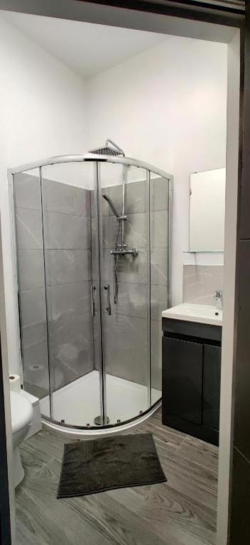 Triple With Private Bath Near Lfc Free Street Parking Bed & Breakfast