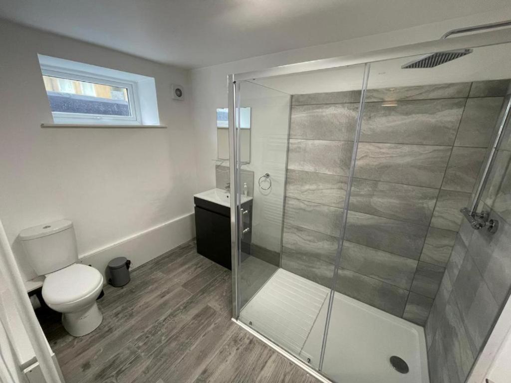 Triple With Private Bath Near Lfc Free Street Parking *